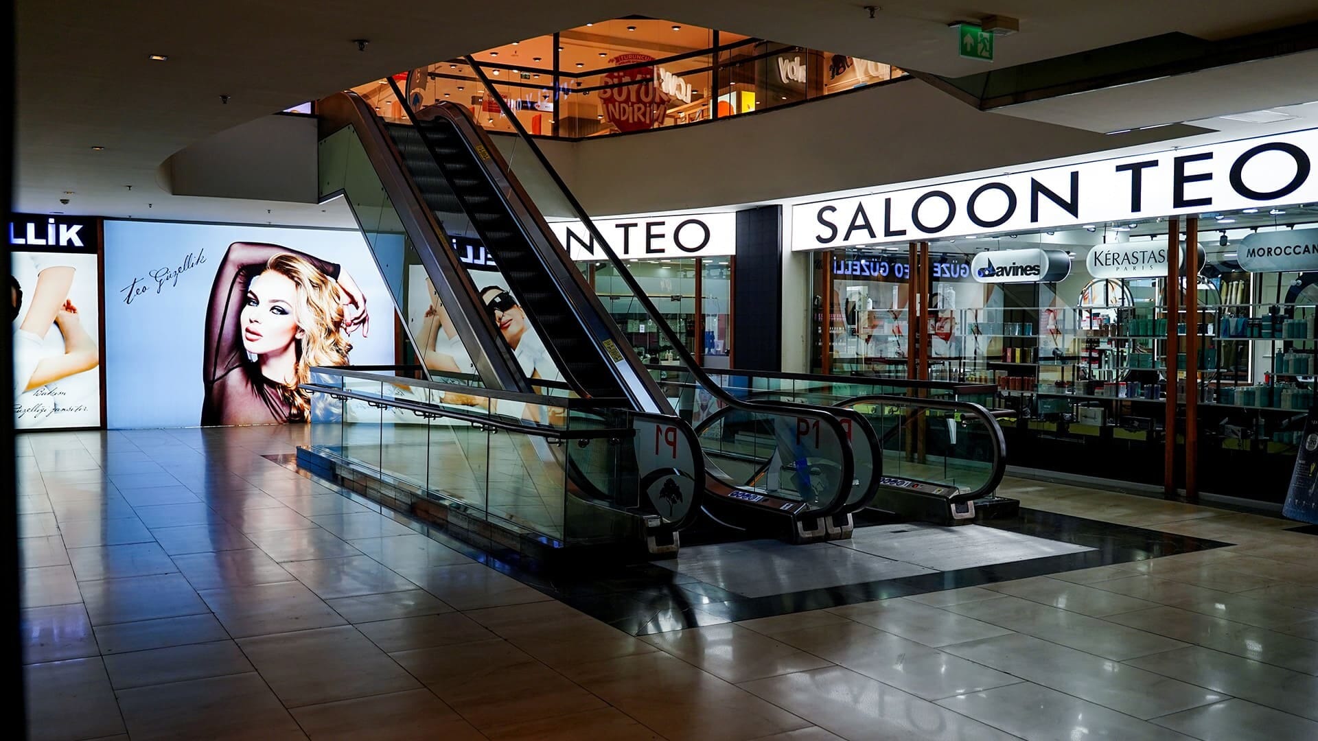 TEO Güzellik Merkezi's glass-front salon entrance and escalators inside Mall of İstanbul