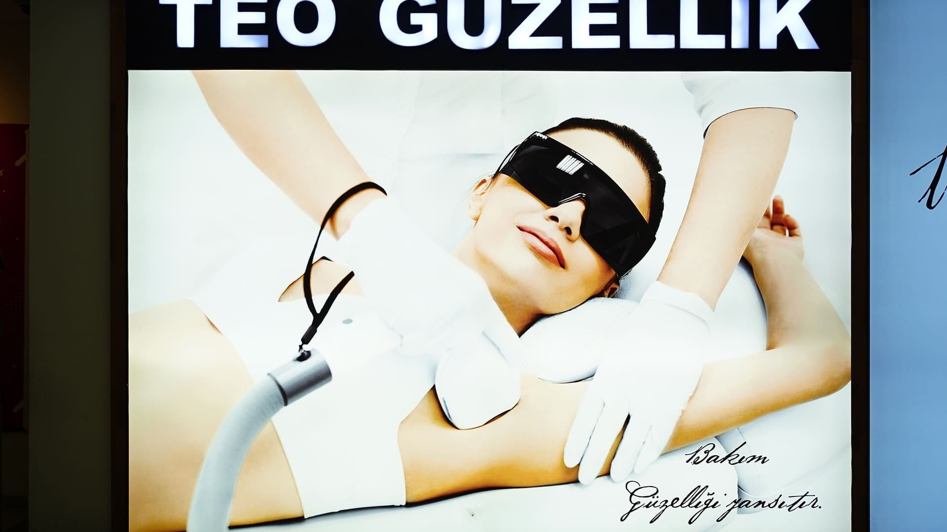 TEO Güzellik Merkezi's illuminated salon sign featuring laser hair removal