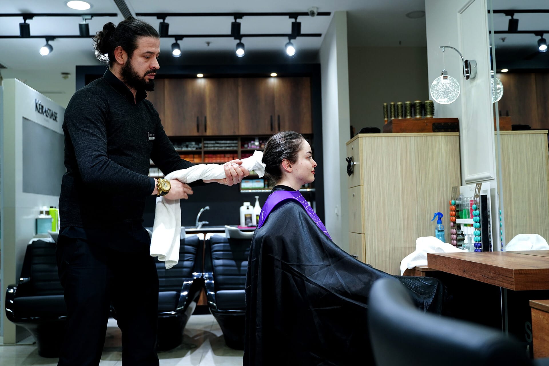 Towel-drying and blow-dry preparation in the styling chair
