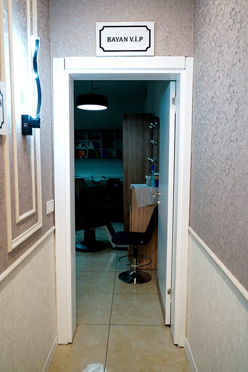 Entrance to the private treatment room signed "Bayan V.I.P"