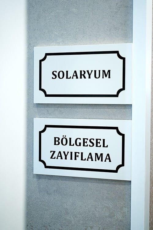 Room signs for the solarium and body contouring cabins