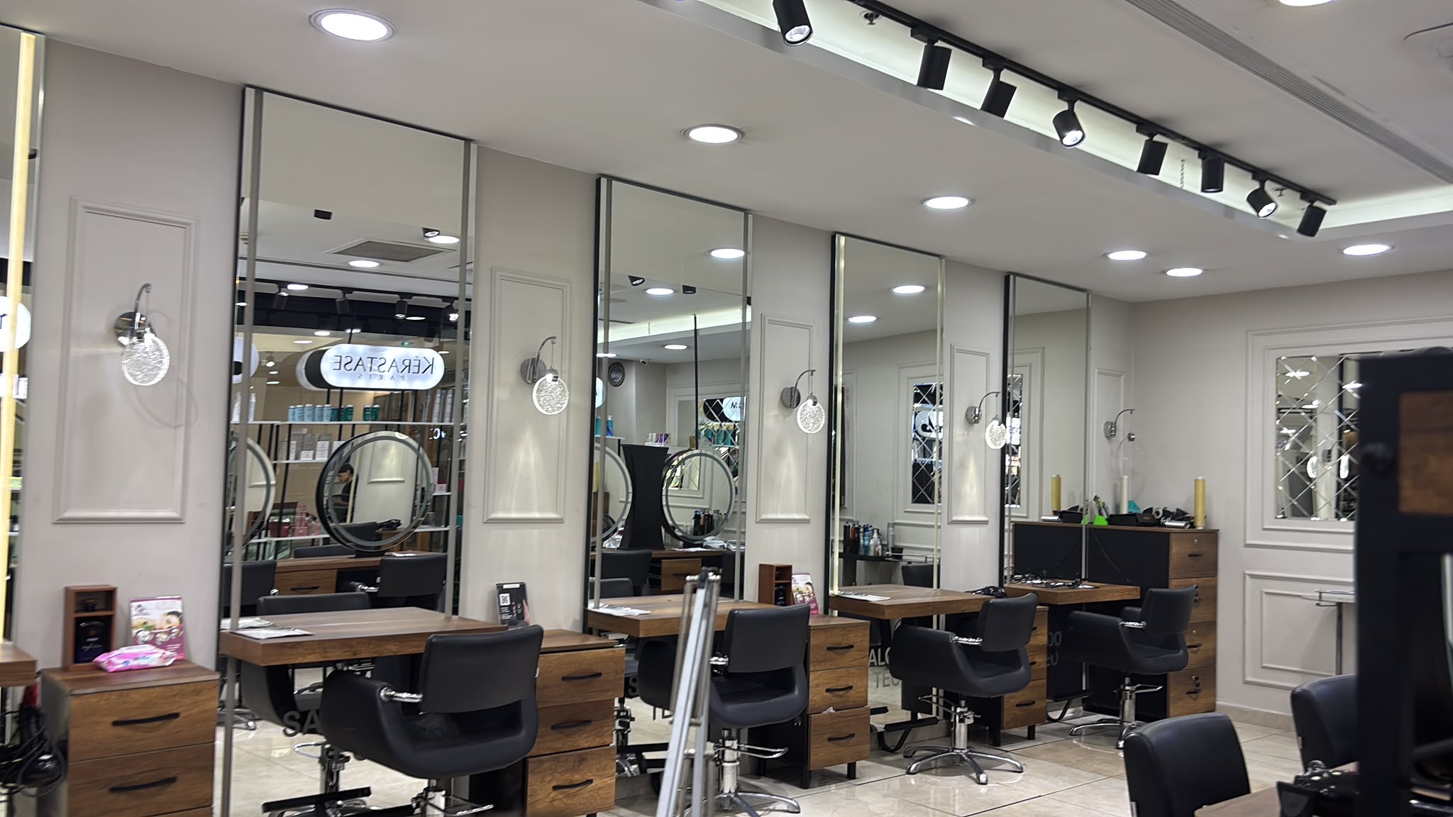 Styling stations with round lit mirrors and the Kérastase display